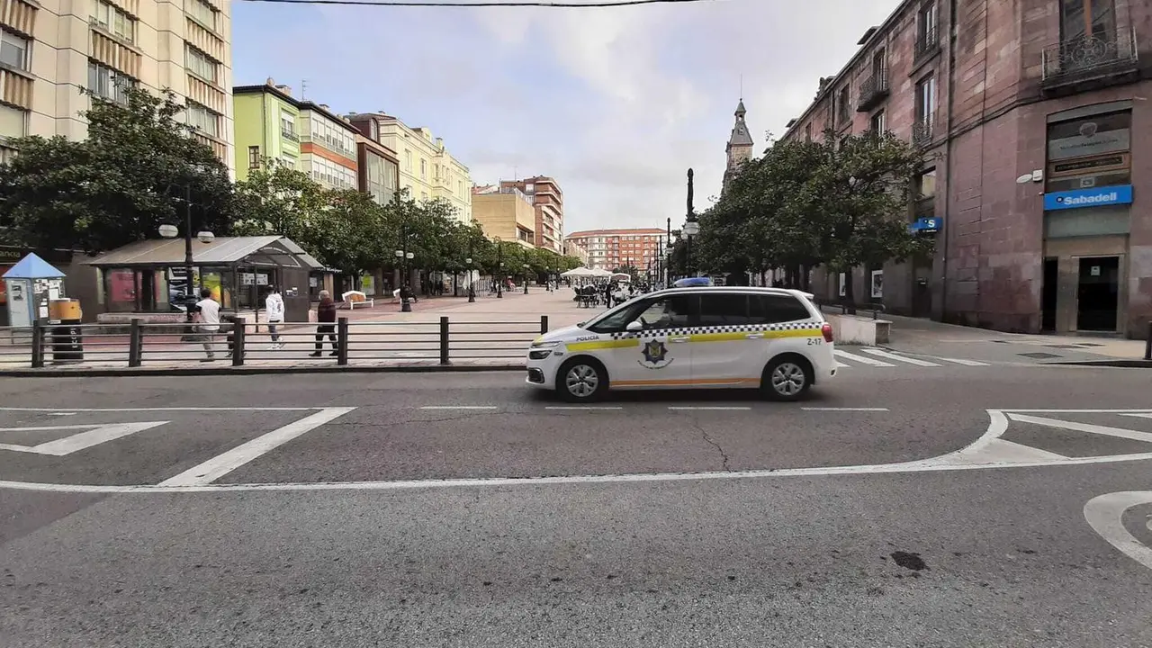 Un coche de la polic&iacute;a local de Torrelavega patrulla la ciudad. / S. D&iacute;az