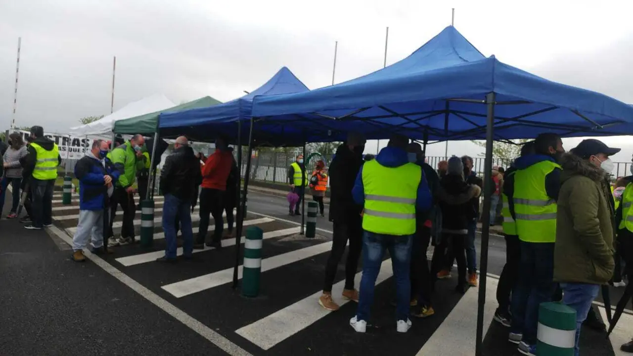 Los trabajadores de SEG Automotive en las puertas de la f&aacute;brica durante la huelga.
