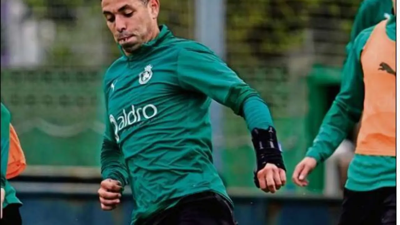 Bustos, entrenando ayer, de nuevo con la protecci&oacute;n en su mano operada tras el susto del d&iacute;a anterior. / hardy .