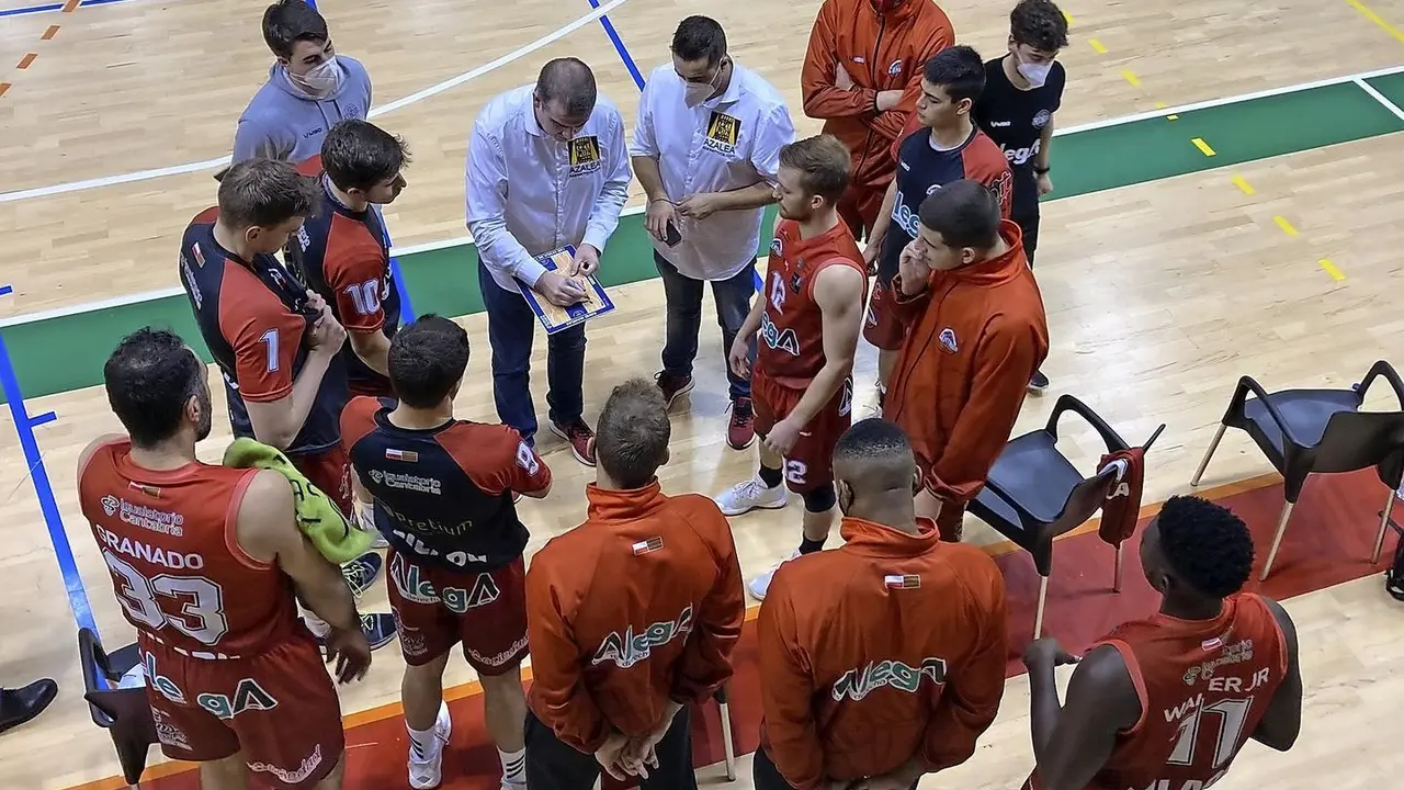David Mangas da instrucciones a sus jugadores durante un &lsquo;tiempo muerto&rsquo;. / Hugo g&oacute;mez