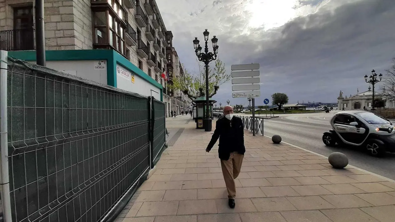 Una persona con mascarilla por el centro de Santander en el d&iacute;a de hoy. / S. D&iacute;az