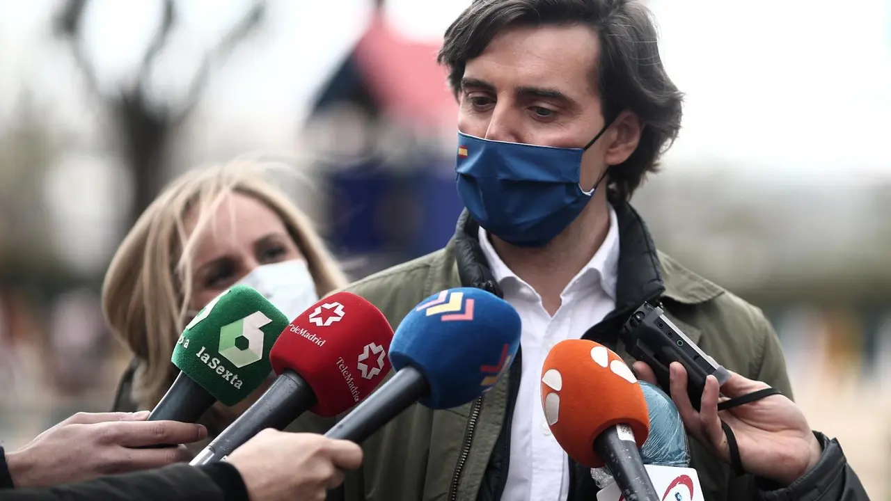 El vicesecretario de Comunicaci&oacute;n del PP, Pablo Montesinos ofrece declaraciones a los medios de comunicaci&oacute;n antes de un paseo hasta el Templo de Debod, en Madrid (Espa&ntilde;a), a 19 de marzo de 2021. 