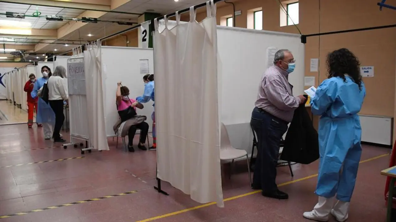 Vacunaci&oacute;n con AstraZeneca de personas del rango de edad comprendido entre los 65 y 60 a&ntilde;os, en el Pabell&oacute;n 'Pedro Delgado' de Segovia, el pasado jueves. EFE/ Pablo Mart&iacute;n
