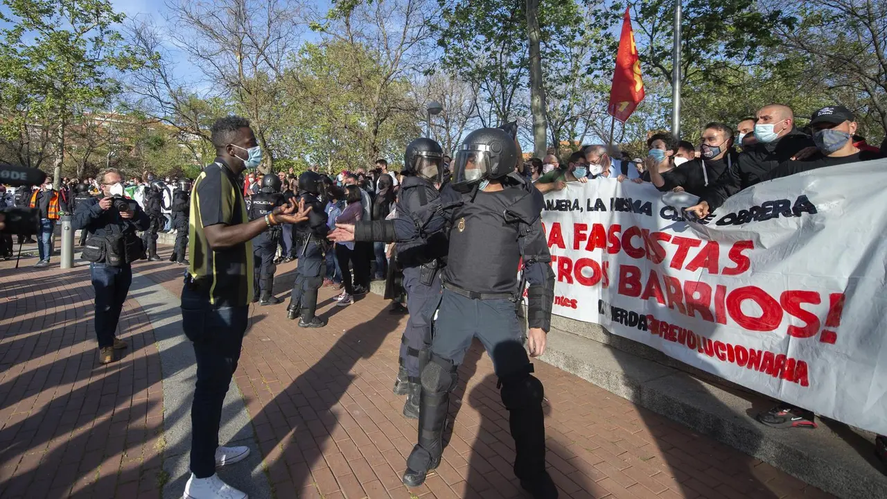 Varias personas participan en la concentraci&oacute;n convocada en Vallecas contra Vox