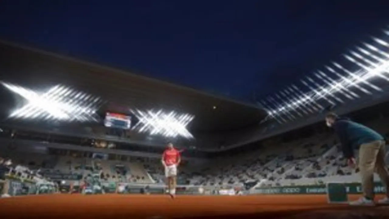 Archivo - Imagen de la Philippe Chatrier durante un partido nocturno de Roland Garros 2020 - STEPHANE ALLAMAN / DPPI / AFP7 / Europa Press