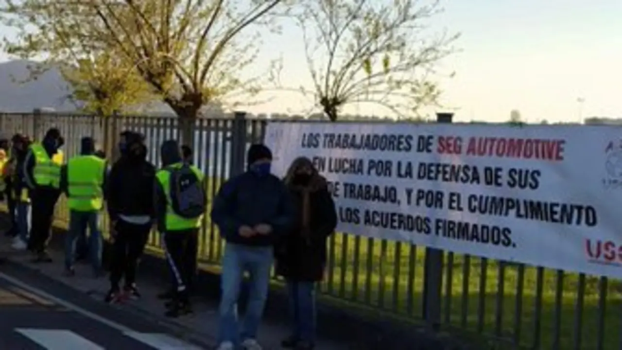 Trabajadores de SEG Automotive durante la huelga.