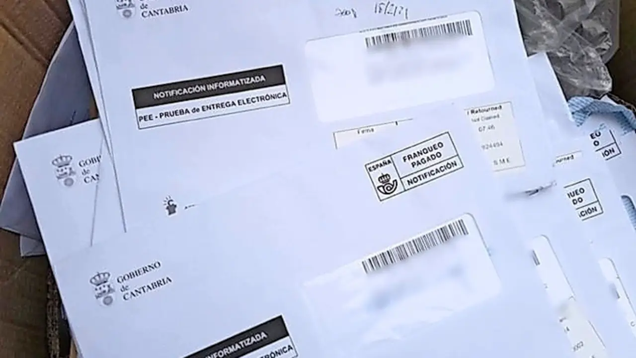 Notificaciones de la ACAT tiradas en la basura. / ALERTA
