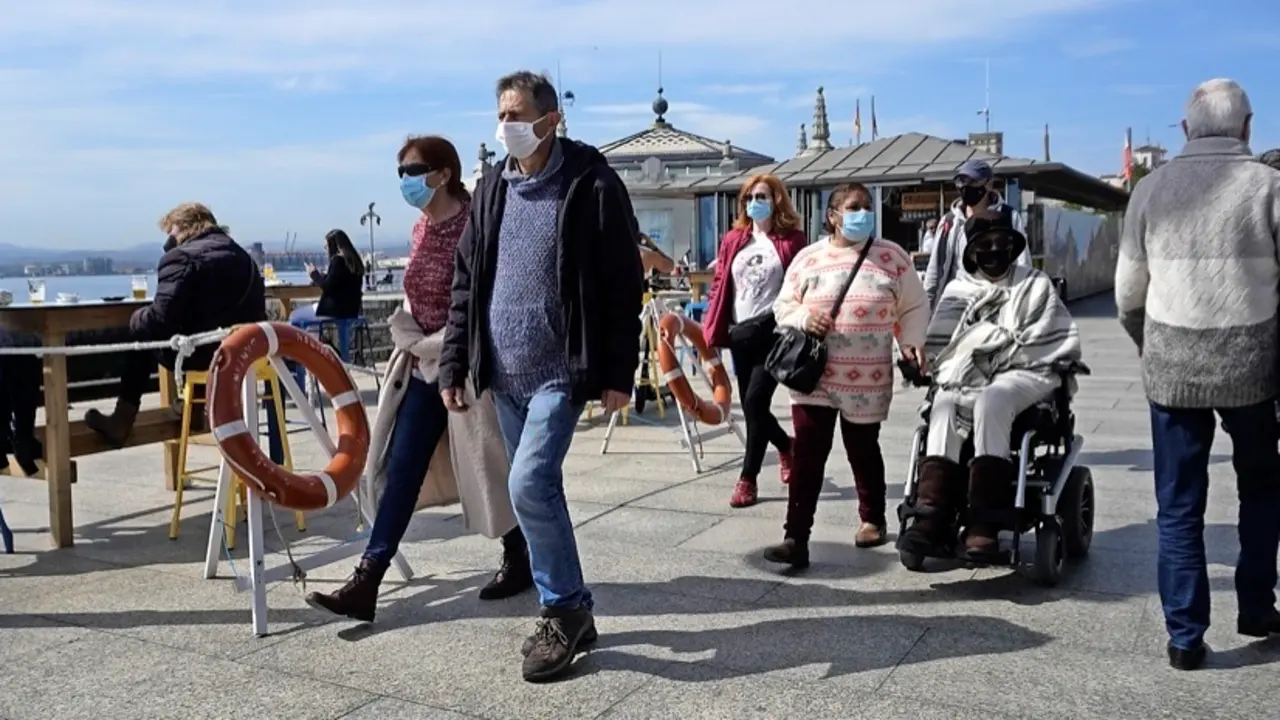 Varias personas por el paseo Pereda de Santander. / Hardy