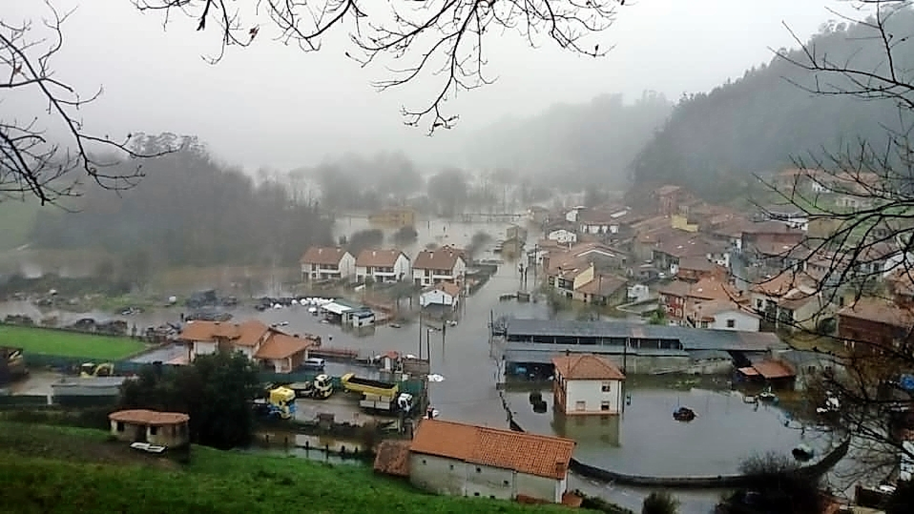 Vista a&eacute;rea de la localidad de Molleda tras las inundaciones de 2019. / alerta