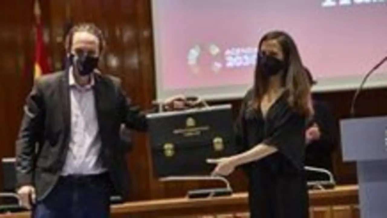 El vicepresidente segundo y ministro de Derechos Sociales y Agenda 2030 saliente, Pablo Iglesias, cede la cartera ministerial a la nueva ministra de Derechos Sociales y Agenda 2030, Ione Belarra, en Madrid (Espa&ntilde;a), a 31 de marzo de 2021. - EUROPA PRESS/J. Hell&iacute;n. POOL - Europa Press