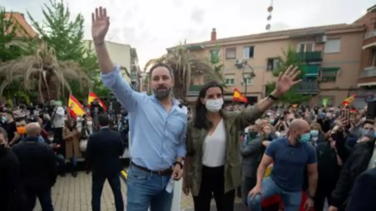 La candidata de Vox a la Presidencia de Madrid, Roc&iacute;o Monasterio, acompa&ntilde;ada del l&iacute;der nacional del partido, Santiago Abascal, protagonizan un acto preelectoral, a 8 de abril de 2021, en la Plaza de la Magdalena de Getafe (Madrid) - Alberto Ortega - Europa Press