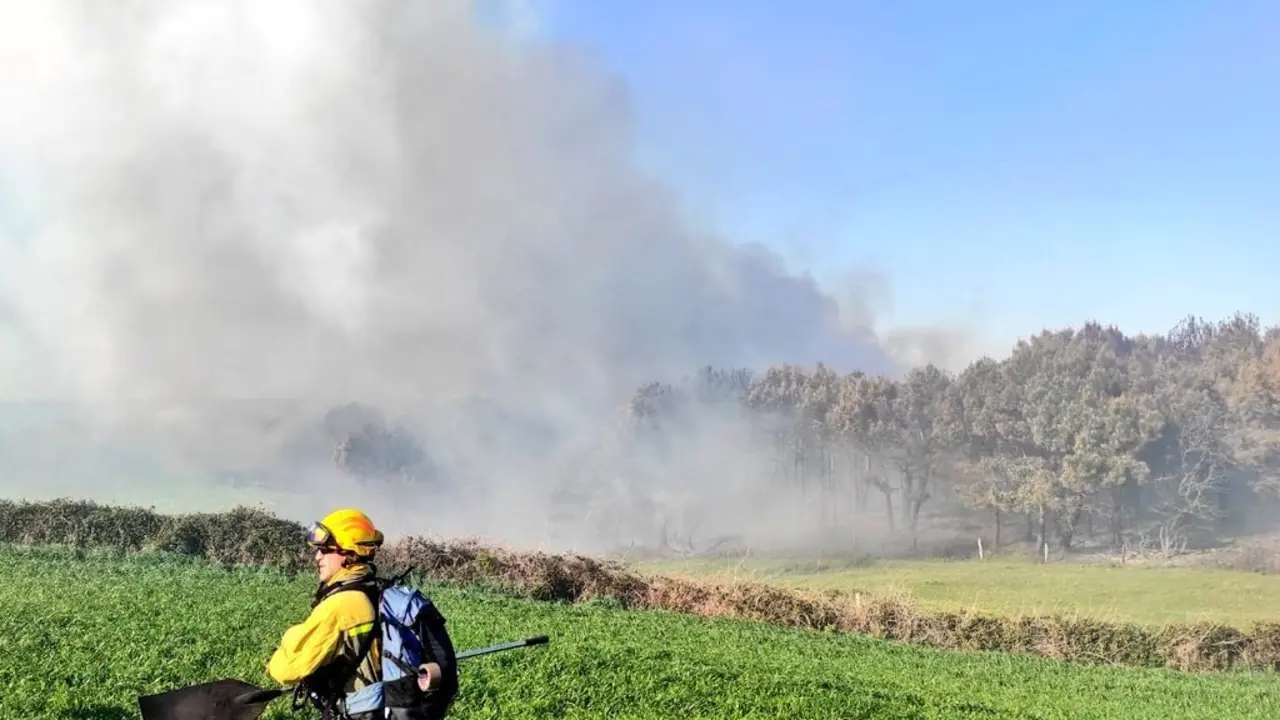 Un operario de BRIF de Ruente en los incendios en Cantabria.