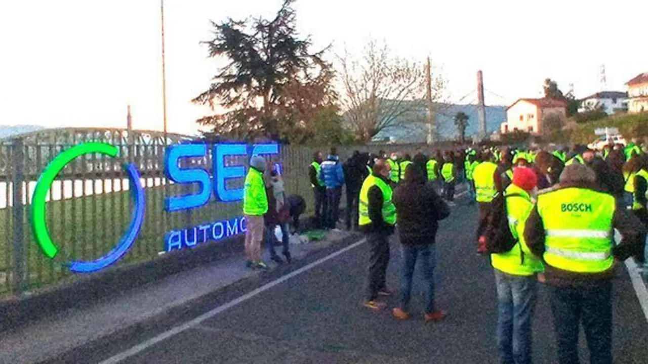 Los trabajadores de SEG Automotive durante la huelga.