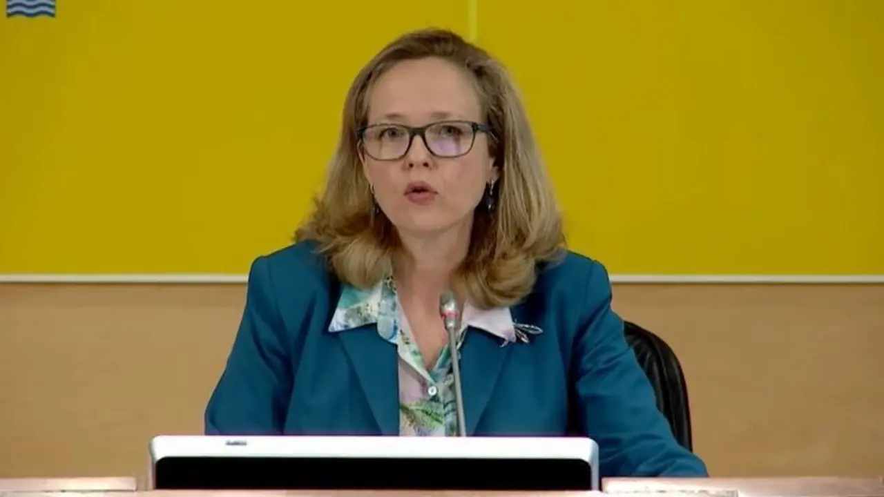 La vicepresidenta segunda, Nadia Calvi&ntilde;o durante la rueda de prensa.