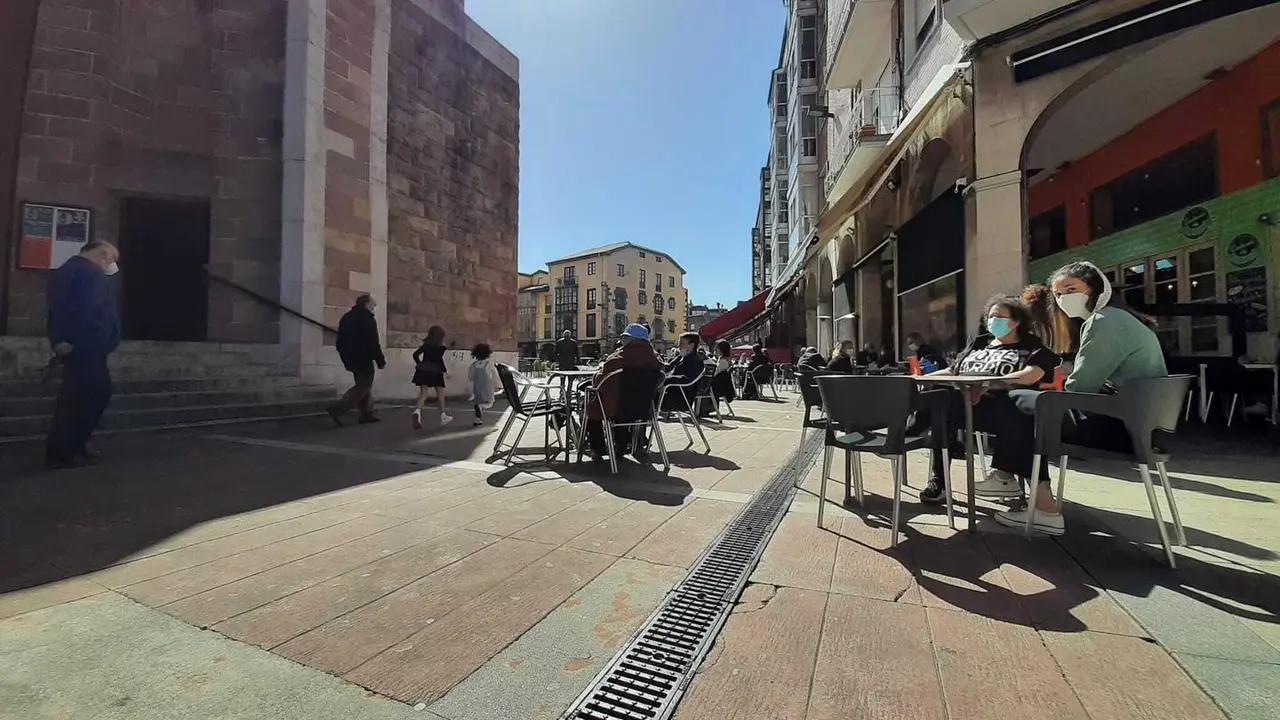 Vista de la entrada de la plaza Roja en Torrelavega donde hay situada varias terrazas. / ALERTA