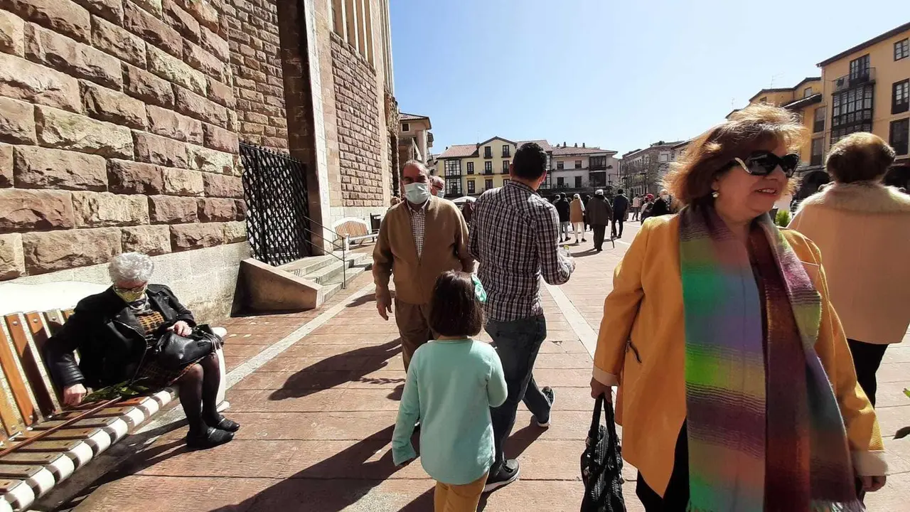 Varias personas con mascarilla y otras no transitan por la Plaza Roja de Torrelavega. / S. D&Iacute;AZ