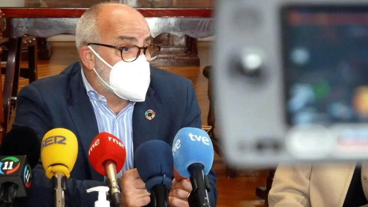 El consejero de Sanidad en Cantabria, Miguel Rodr&iacute;guez, en rueda de prensa hoy en Castro Urdiales. EFE/ Miguel Ramos