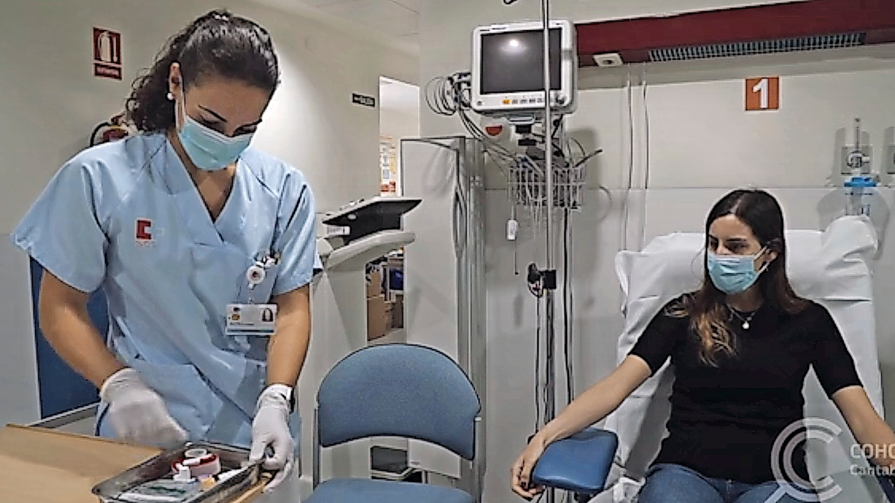 Una enfermera se prepara para realizar una extracci&oacute;n de sangre a una paciente.