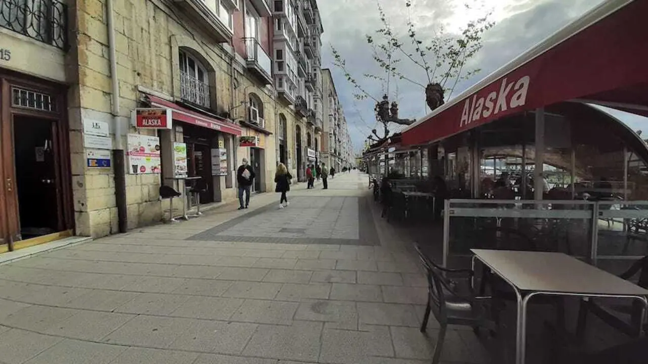 Varias personas camina con mascarilla por el Paseo Pereda de Santander. / S.D&Iacute;AZ