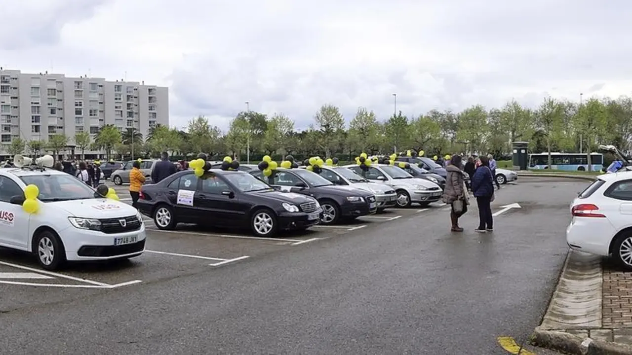 Cientos de personas vuelven a tomar las calles de Santander para protestar contra la &laquo;alta tasa de interinidad en las administraciones p&uacute;blicas y piden que se acabe con el &laquo;fraude de ley&raquo;. / Hardy