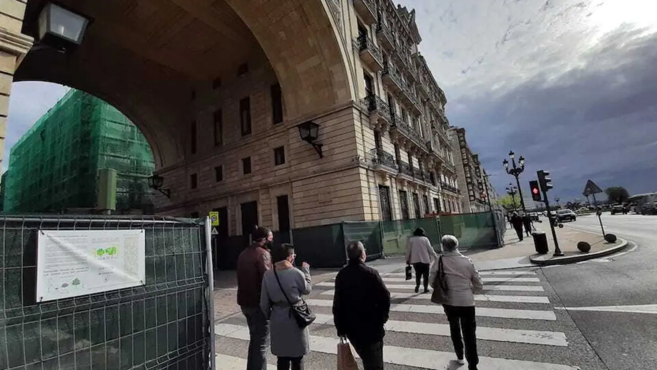 Varias personas transitan por el Paseo Pereda de Santander. / S. D&iacute;az
