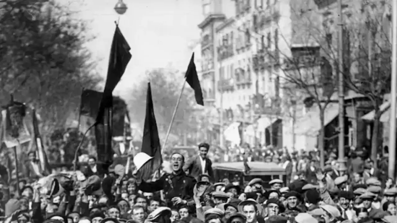 La gente celebra en la calle la proclamaci&oacute;n de la II Rep&uacute;blica. EFE/Archivo