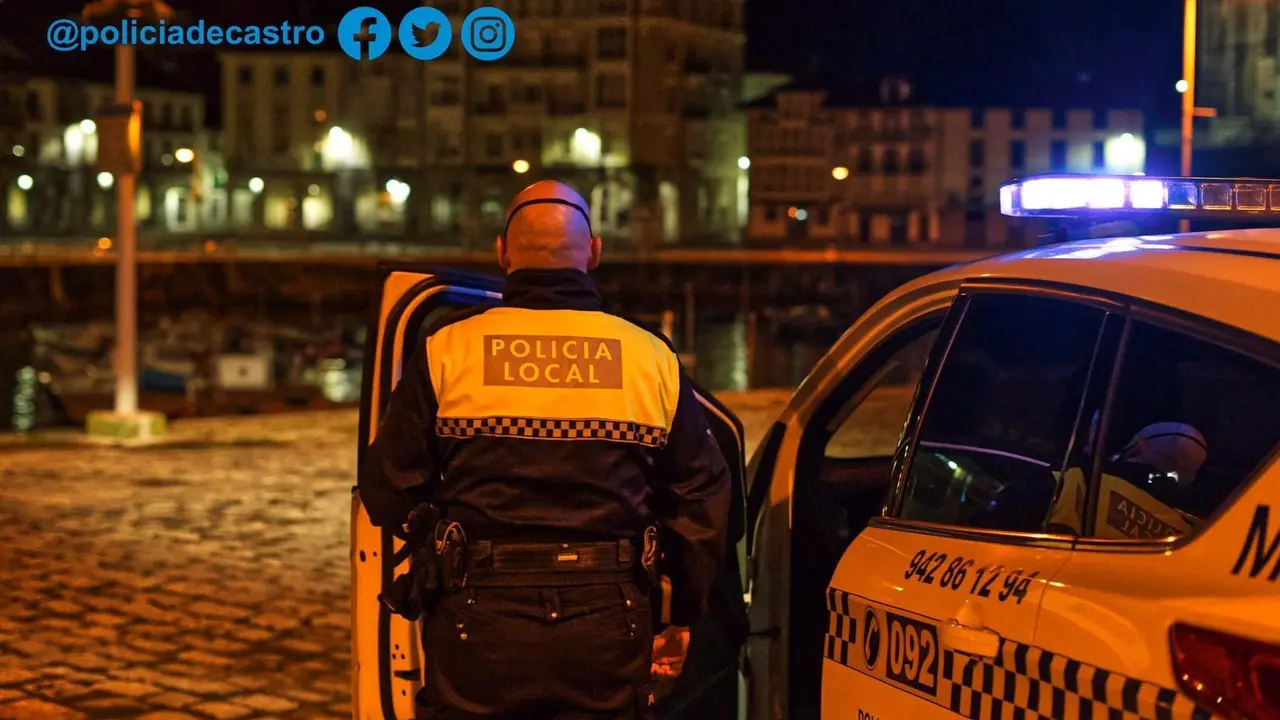 Un polic&iacute;a de Castro Urdiales junto al puerto de la Villa.