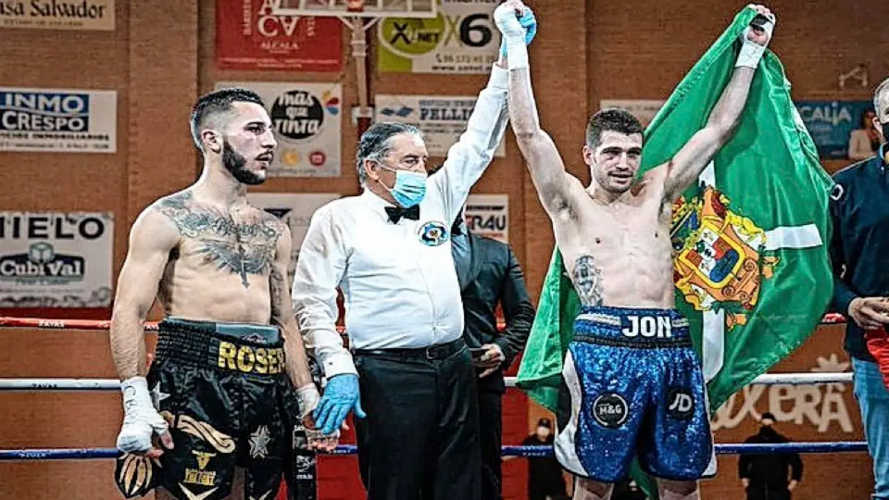 Jon M&iacute;guez, con la bandera de Castro sobre el ring al ser proclamado campe&oacute;n.