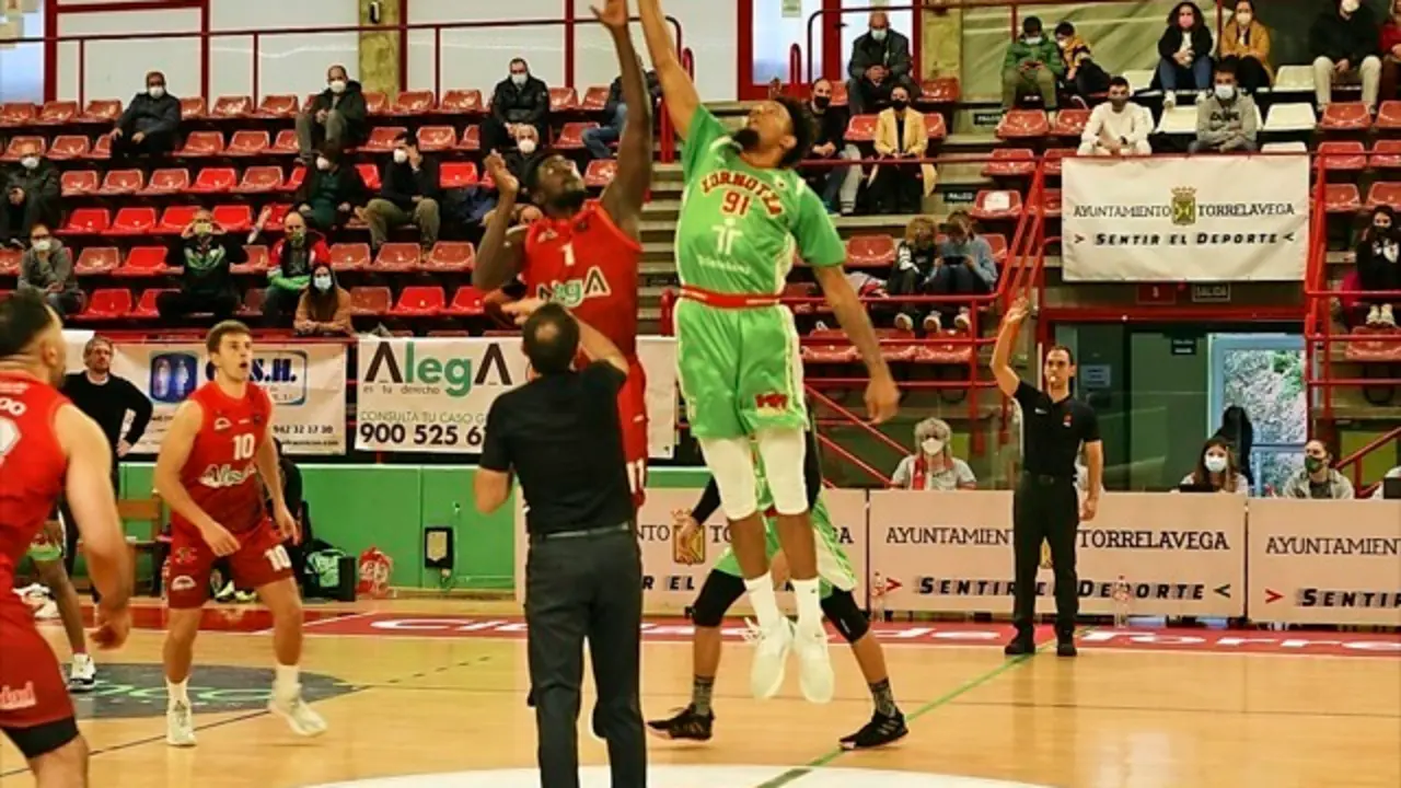 Salto inicial entre Leo Cizmic y Jeromy Rodr&iacute;guez. / ricardo corpas