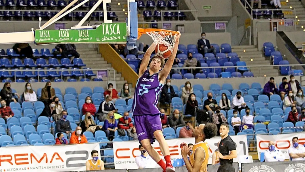 El jugador del Cantbasket Jorge Otero machacando la canasta del Bezana. / Pablo Lanza