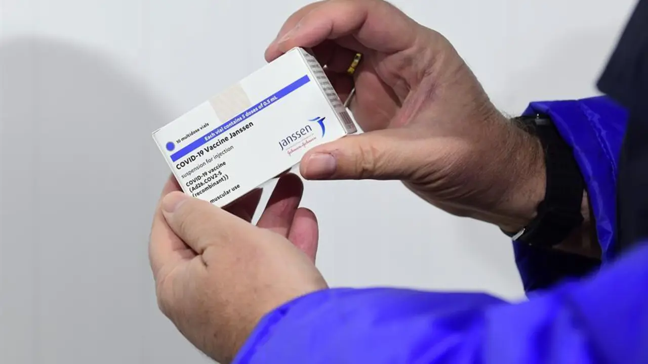 Un sanitario sostiene una caja de dosis de la vacuna Janssen. / EFE/EPA/Szilard Koszticsak