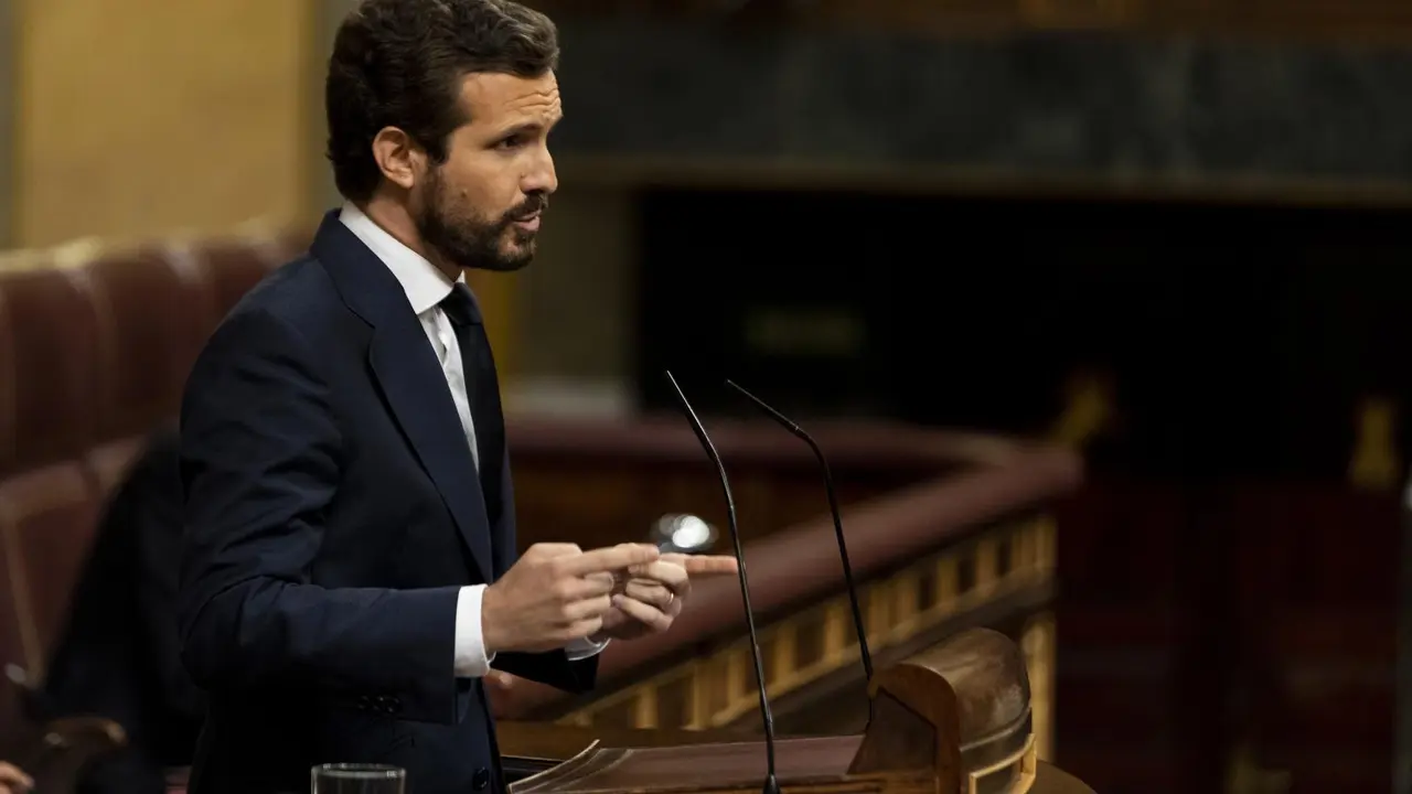 Archivo - El presidente del PP, interviene desde la tribuna en una sesi&oacute;n plenaria en el Congreso.