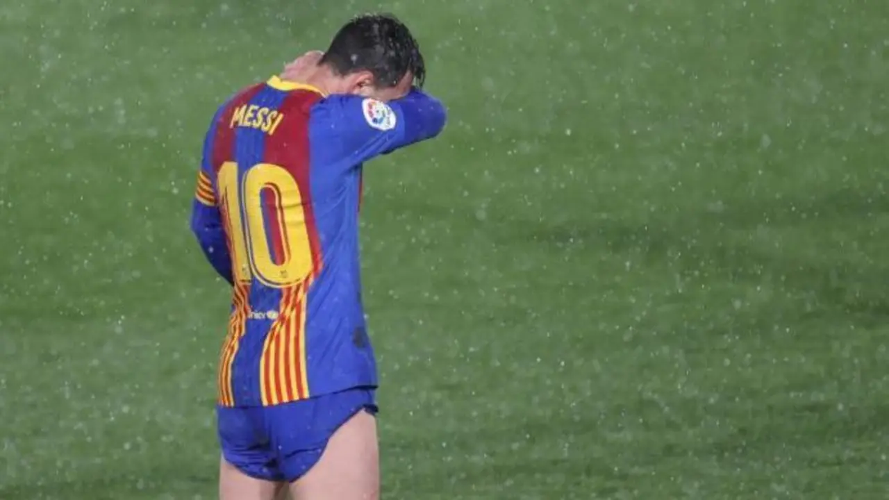 Las estad&iacute;sticas desmienten que el tembleque de Leo Messi en plena tormenta durante el tramo final del partido ante el Real Madrid tenga que ver con una desconexi&oacute;n del juego por parte del futbolista del Barcelona. EFE/JUANJO MARTIN