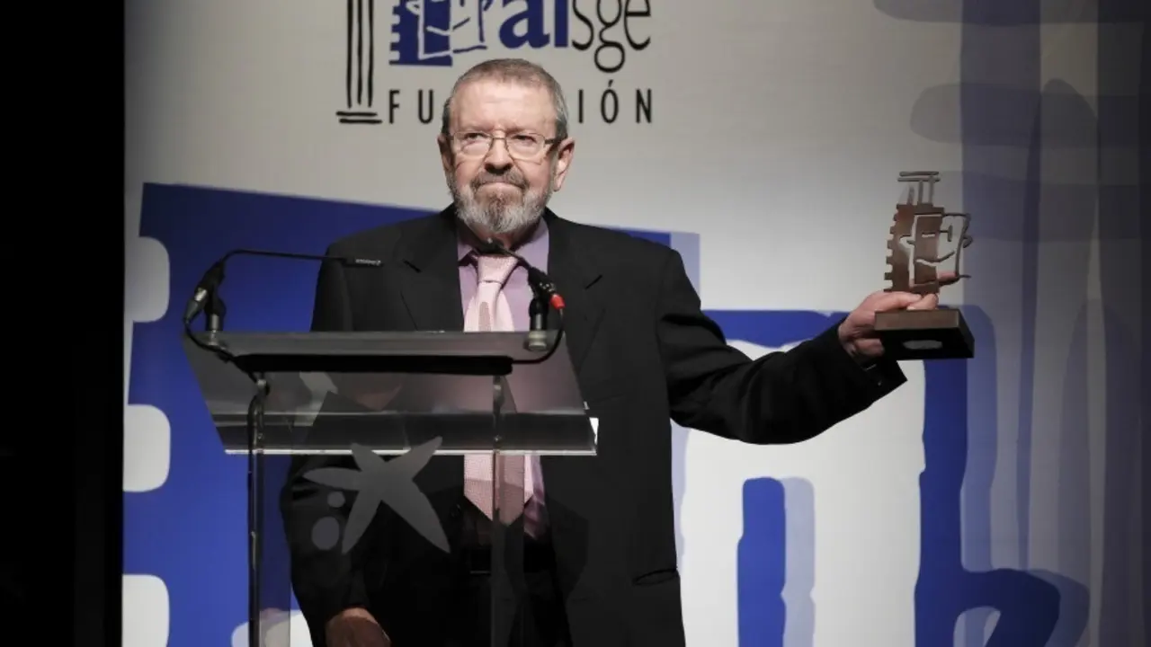 El actor Juan Jose Otegui, recogiendo en 2012 el premio de la Fundaci&oacute;n AISGE