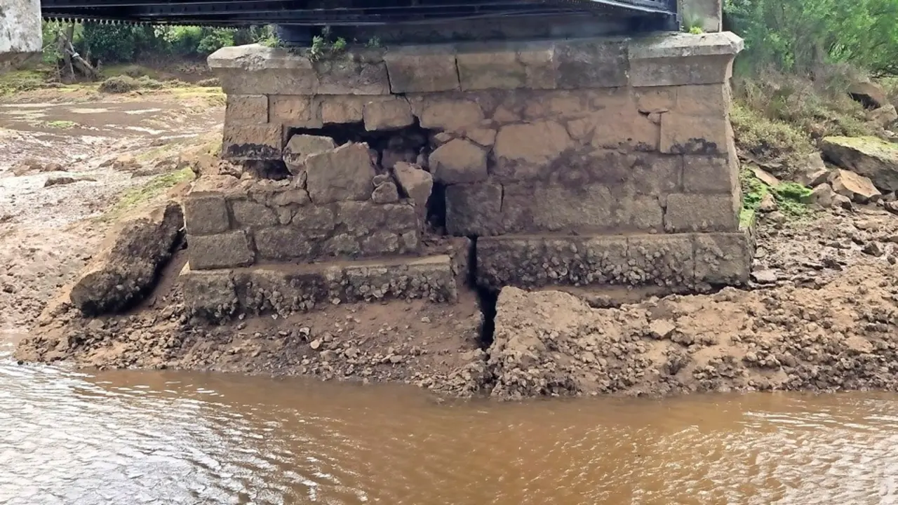 Vista del estado actual que presenta uno de los pilares del puente. / Ayto. Villescusa