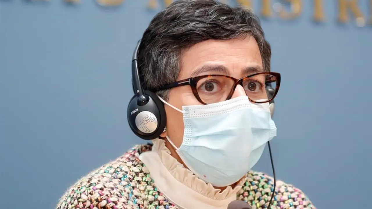 La ministra de Asuntos Exteriores, Arancha Gonz&aacute;lez Laya, ofrece una rueda de prensa junto al titular de Exteriores de Letonia, Edgars Rinkevic (no aparece en imagen), tras una reuni&oacute;n celebrada este jueves en Riga, Letonia, en la segunda etapa de su viaje a los Estados b&aacute;lticos. Los contactos desde la Comunidad de Madrid para la eventual obtenci&oacute;n de suministros de la vacuna rusa contra el coronavirus Sputnik son "una distracci&oacute;n", seg&uacute;n dijo este jueves en Riga la ministra espa&ntilde;ola de Exteriores, Arancha Gonz&aacute;lez Laya. EFE/TOMS KALNINS