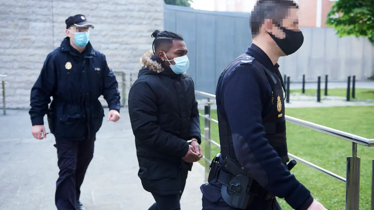 El autor confeso del crimen machista registrado en Laredo a principios de 2019, T.S.M.R, escoltado por dos polic&iacute;as nacionales a su llegada a la Audiencia Provincial de Cantabria, a 13 de abril de 2021, en Laredo, Santander, Cantabria, (Espa&ntilde;a). El acusado ser&aacute; juzgado esta semana por el crimen machista registrado en Laredo a principios de 2019, para el que la Fiscal&iacute;a pide 28 a&ntilde;os de prisi&oacute;n. Este caso fue el primer crimen por violencia machista de Espa&ntilde;a de 2019. Los hechos ocurrieron sobre las cuatro de la madrugada del 3 de enero de 2019 en el piso de la joven, ubicado en la Plaza Rosario Ochandiano de Laredo. El acusado, de 29 a&ntilde;os y natural de Ecuador, asest&oacute; a la joven una veintena de pu&ntilde;aladas con dos cuchillos.
13 ABRIL 2021;JUICIO;ASESINATO MACHISTA;LAREDO;SANTANDER;MACHISMO;VIOLENCIA DE G&Eacute;NERO
Juan Manuel Serrano Arce / Europa Press
13/4/2021