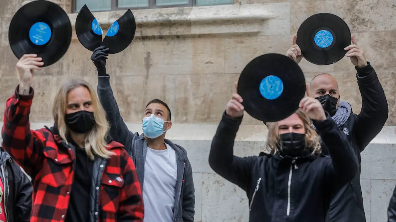 Varios Dj de la Comunidad Valenciana sostienen discos como signo de protesta durante una concentraci&oacute;n organizada frente al Palau de la Generalitat, a 15 de abril de 2021, en Valencia, Comunidad Valenciana (Espa&ntilde;a). A esta concentraci&oacute;n, convocada durante los 13 d&iacute;as de acampada de trabajadores del sector frente al Palau, se le suma a una sesi&oacute;n ininterrumpida de m&uacute;sica en la acampada del ocio nocturno durante el d&iacute;a de hoy, donde los Dj protestan por la situaci&oacute;n que atraviesa el sector tras 13 meses de "cierre encubierto" por el coronavirus.
15 ABRIL 2021;OCIO NOCTURNO;DJ;VALENCIA
Rober Solsona / Europa Press
15/4/2021