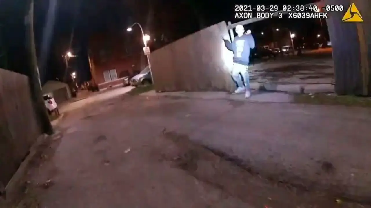 El joven Adam Toledo, de 13 a&ntilde;os, con las manos en alto durante una persecuci&oacute;n policial ocurrida el pasado 29 de marzo en el barrio hispano de La Villita en Chicago, Illinois. En v&iacute;deo, la persecuci&oacute;n publicada por la polic&iacute;a.FOTO: EFE | V&Iacute;DEO: AP