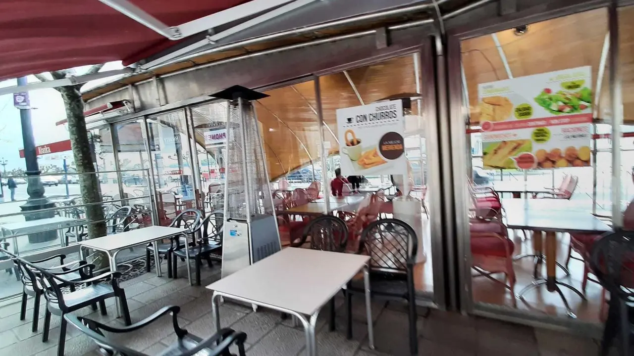 Vista de una terraza hostelera en el Paseo Pereda de Santander. / S. D&Iacute;AZ