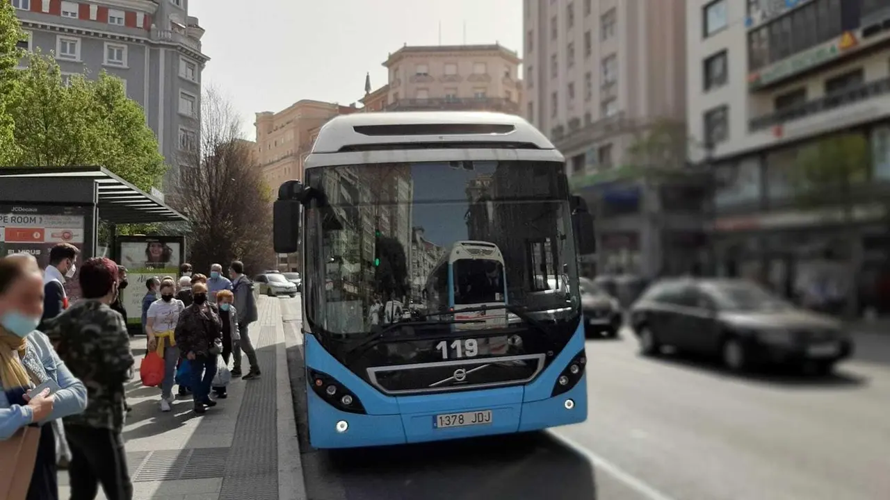 Varias personas con mascarilla se disponen a subir a un autob&uacute;s en el centro de Santander. / S. D&Iacute;AZ