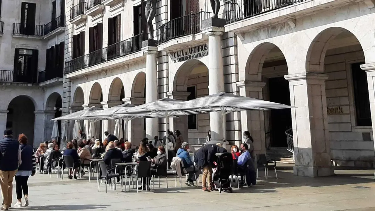 Varias personas en una terraza de la Plaza Porticada de Santander. / S. D&iacute;az