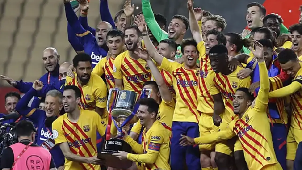 Los jugadores del Barcelona celebran el t&iacute;tulo.&Aacute;ngel FernandezAP