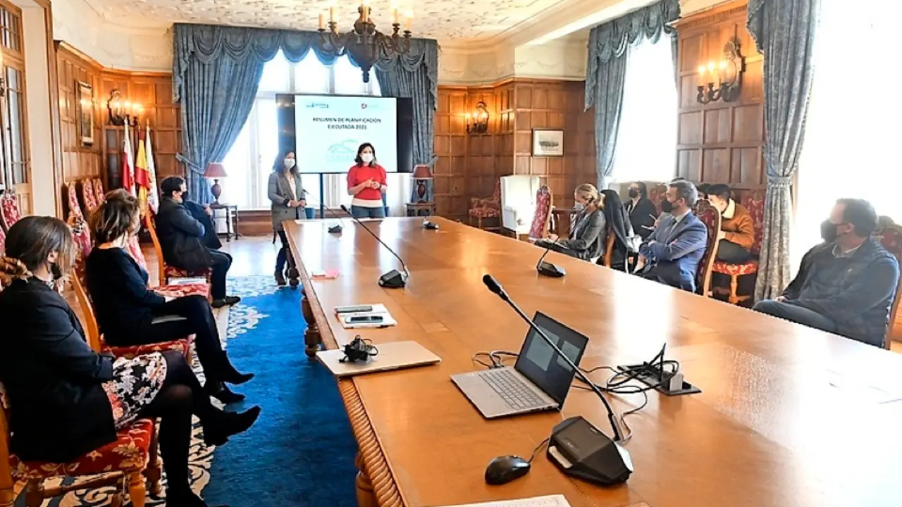 Momento de la reuni&oacute;n del Ayuntamiento con el sector MICE de la ciudad en el Palacio de la Magdalena. / ALERTA
