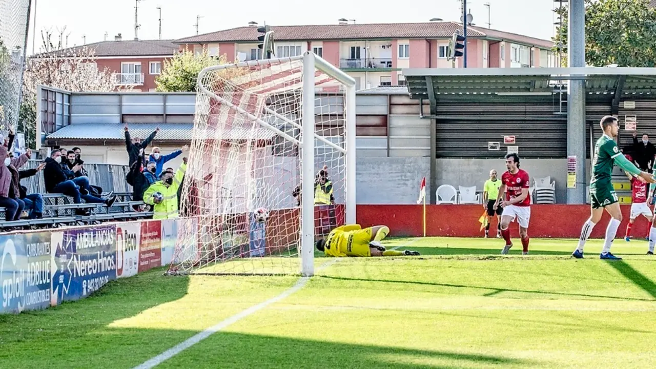 Cacharr&oacute;n encaja uno de los goles. / Reguera