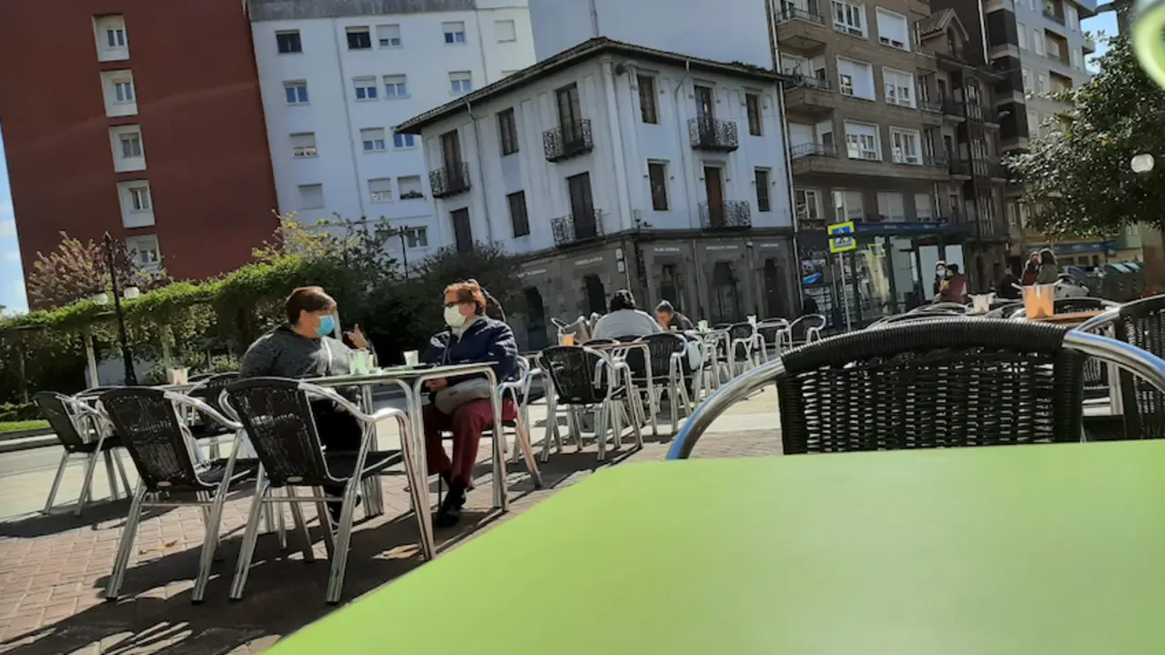 Vista de la terraza de la cafeter&iacute;a en el Boulevar Demetrio Herrero en Torrelavega. / S. D&iacute;az