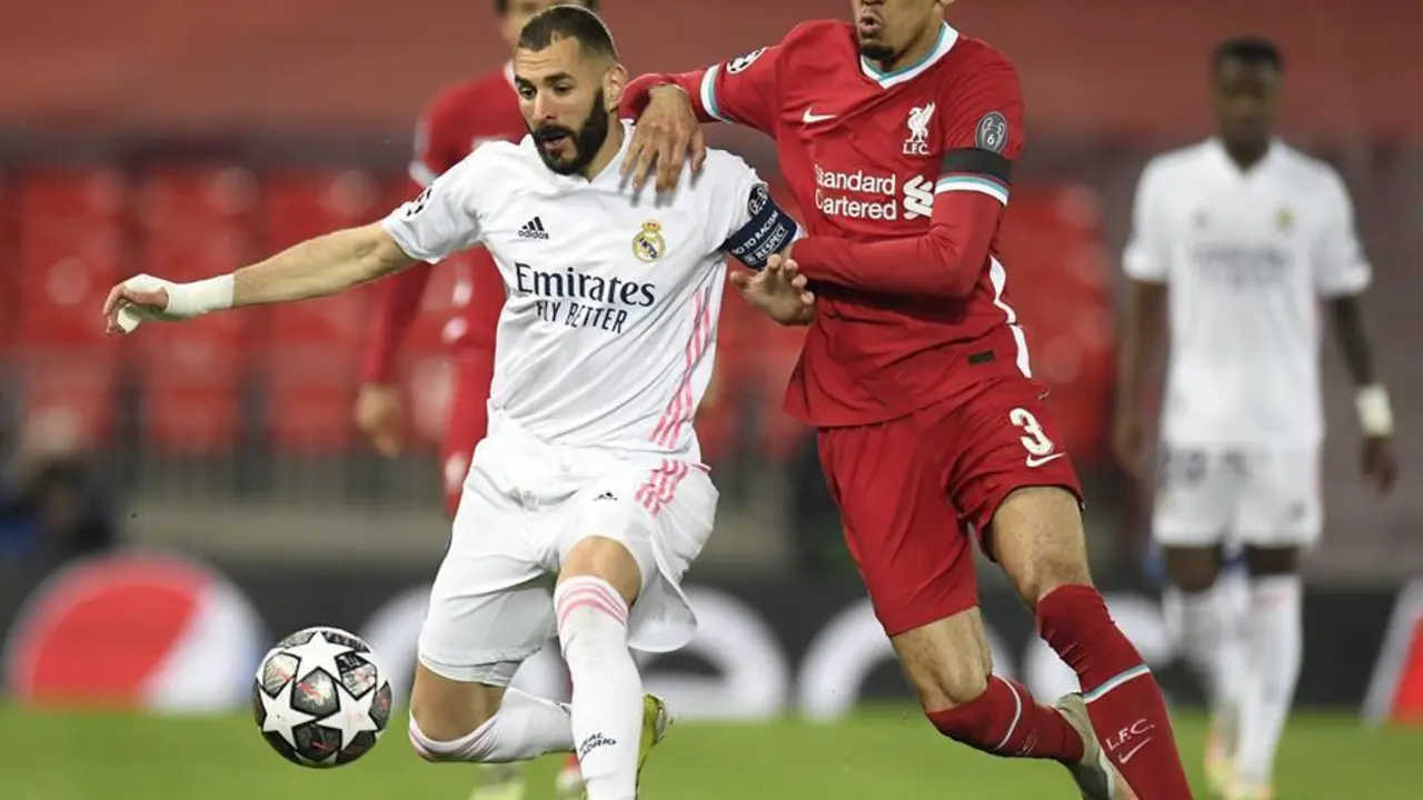 Karim Benzema (izq.) del Real Madrid en acci&oacute;n contra Fabinho (dcha.) del Liverpool durante el partido de f&uacute;tbol de vuelta de los cuartos de final de la Liga de Campeones de la UEFA entre el Liverpool FC y el Real Madrid en Liverpool, Gran Breta&ntilde;a, el 14 de abril de 2021. (Liga de Campeones, Reino Unido) EFE/EPA/Peter Powell