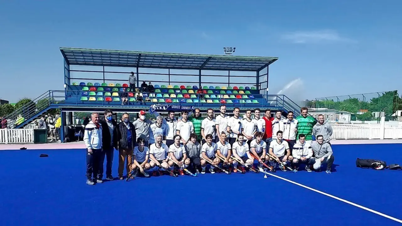 Plantilla del Sardinero Hockey Club, que ayer logr&oacute; el ascenso a la m&aacute;xima categor&iacute;a nacional. / ALERTA