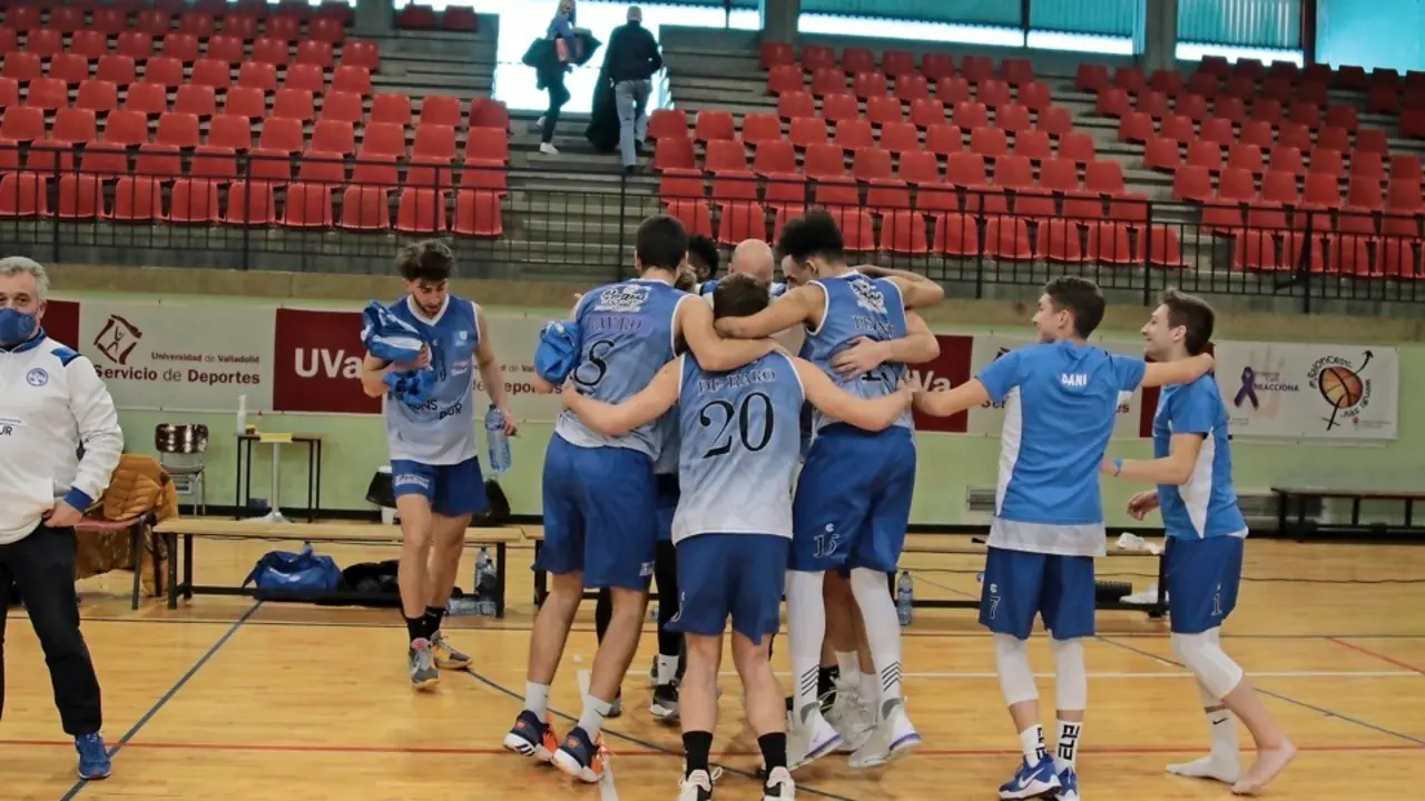 Los jugadores del Bezana celebrando sobre la cancha vallisoletana el triunfo y la permanencia. / Sergio Cocho