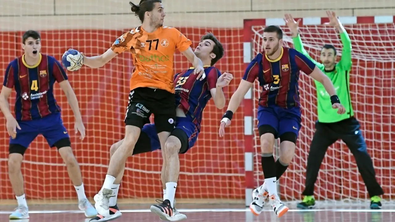 Un jugador del Balonmano Torrelavega intenta superar la defensa azulgrana. / ALERTA